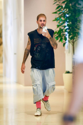 20.09 | visto recentemente no The Maybourne Beverly Hills Hotel, enquanto se dirigia a uma reunião para sua marca de moda, SKYLRK.