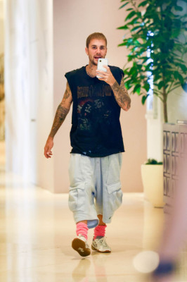 20.09 | visto recentemente no The Maybourne Beverly Hills Hotel, enquanto se dirigia a uma reunião para sua marca de moda, SKYLRK.