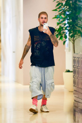 20.09 | visto recentemente no The Maybourne Beverly Hills Hotel, enquanto se dirigia a uma reunião para sua marca de moda, SKYLRK.