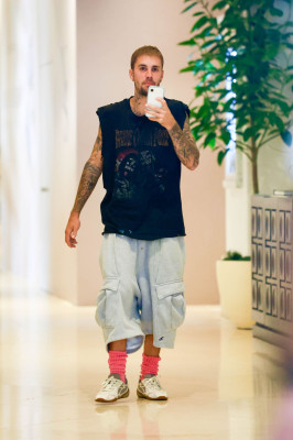 20.09 | visto recentemente no The Maybourne Beverly Hills Hotel, enquanto se dirigia a uma reunião para sua marca de moda, SKYLRK.