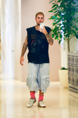 20.09 | visto recentemente no The Maybourne Beverly Hills Hotel, enquanto se dirigia a uma reunião para sua marca de moda, SKYLRK.
