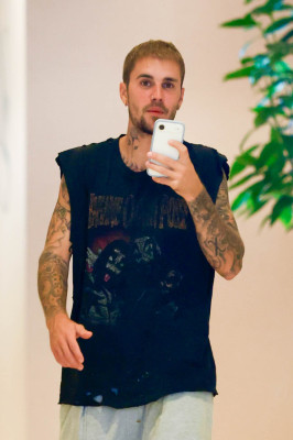 20.09 | visto recentemente no The Maybourne Beverly Hills Hotel, enquanto se dirigia a uma reunião para sua marca de moda, SKYLRK.