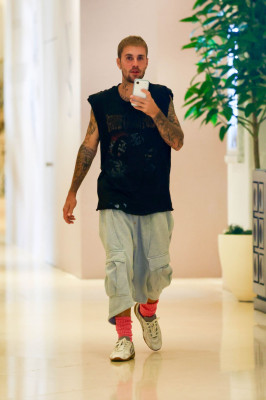 20.09 | visto recentemente no The Maybourne Beverly Hills Hotel, enquanto se dirigia a uma reunião para sua marca de moda, SKYLRK.