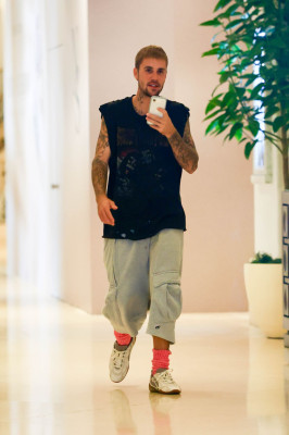 20.09 | visto recentemente no The Maybourne Beverly Hills Hotel, enquanto se dirigia a uma reunião para sua marca de moda, SKYLRK.