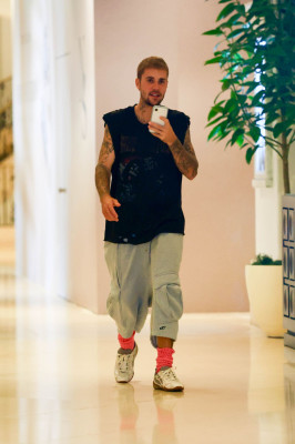 20.09 | visto recentemente no The Maybourne Beverly Hills Hotel, enquanto se dirigia a uma reunião para sua marca de moda, SKYLRK.