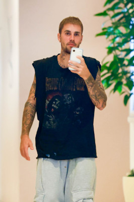 20.09 | visto recentemente no The Maybourne Beverly Hills Hotel, enquanto se dirigia a uma reunião para sua marca de moda, SKYLRK.