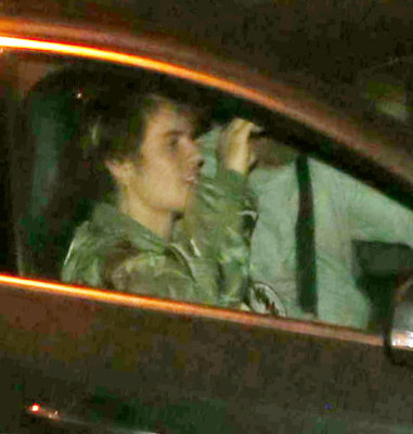 12.06 | Justin Bieber chegando no Saban Theatre em Beverly Hills, Califórnia