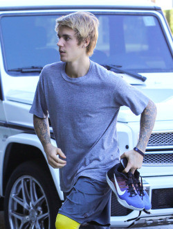 12.07 | Justin Bieber chegando no Equinox em Beverly Hills, Califórnia