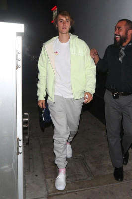 12.10 | Justin Bieber deixando o Villa Lounge em West Hollywood, Califórnia