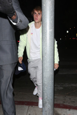 12.10 | Justin Bieber deixando o Villa Lounge em West Hollywood, Califórnia