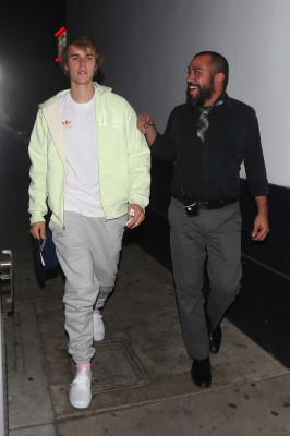 12.10 | Justin Bieber deixando o Villa Lounge em West Hollywood, Califórnia