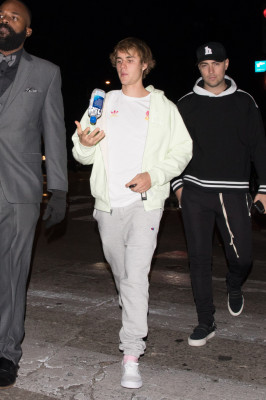 12.10 | Justin Bieber deixando o Villa Lounge em West Hollywood, Califórnia