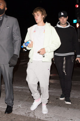 12.10 | Justin Bieber deixando o Villa Lounge em West Hollywood, Califórnia