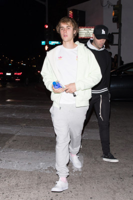 12.10 | Justin Bieber deixando o Villa Lounge em West Hollywood, Califórnia