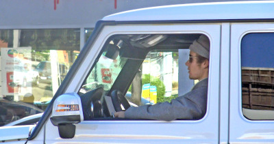 12.12 | Justin Bieber chegando no Jim Henson Company Lot em Los Angeles, Califórnia