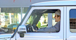 12.12 | Justin Bieber chegando no Jim Henson Company Lot em Los Angeles, Califórnia