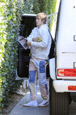 13.12 | Justin Bieber chegando a uma aula de atuação em Hollywood, Califórnia