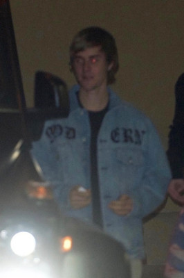 13.12 | Justin Bieber deixando o Saban Theatre em Beverly Hills, Califórnia