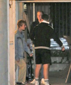 13.12 | Justin Bieber deixando o Saban Theatre em Beverly Hills, Califórnia