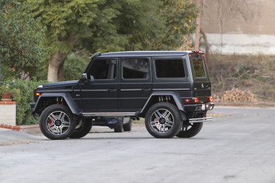 14.12 | Justin Bieber chegando na casa de Selena Gomez em Studio City, Califórnia