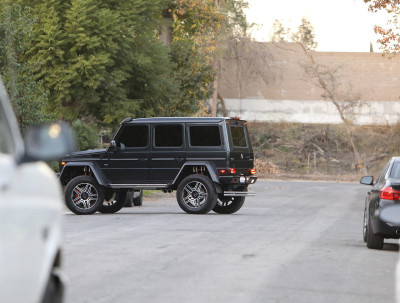 14.12 | Justin Bieber chegando na casa de Selena Gomez em Studio City, Califórnia