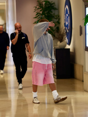19.09 | visto a caminho do café da manhã no The Maybourne, em Los Angeles, Califórnia.