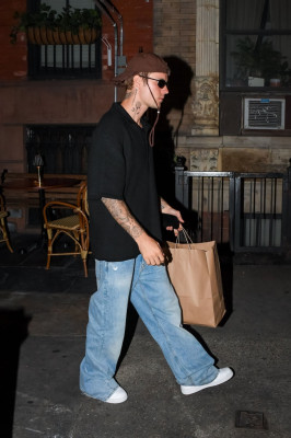 17.06 | Justin e Hailey Bieber saindo para jantar em West Village, em Nova York.