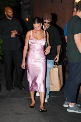 17.06 | Justin e Hailey Bieber saindo para jantar em West Village, em Nova York.
