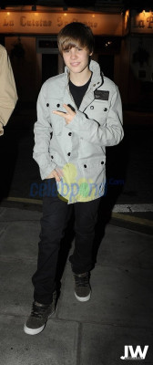 18.03 | Justin Bieber deixando um restaurante em Londres