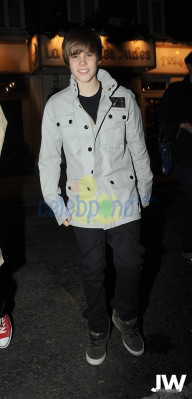 18.03 | Justin Bieber deixando um restaurante em Londres