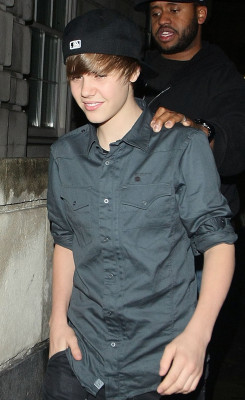 19.03 | Justin Bieber chegando em seu hotel em Londres