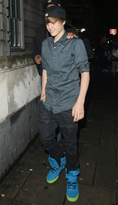 19.03 | Justin Bieber chegando em seu hotel em Londres