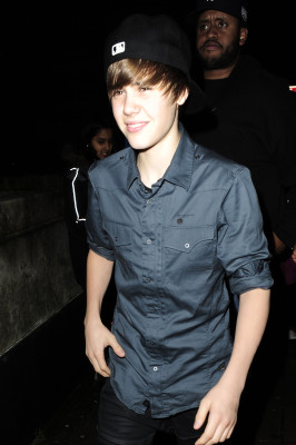 19.03 | Justin Bieber chegando em seu hotel em Londres