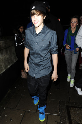 19.03 | Justin Bieber chegando em seu hotel em Londres