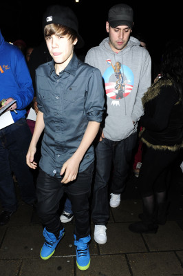 19.03 | Justin Bieber chegando em seu hotel em Londres
