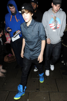 19.03 | Justin Bieber chegando em seu hotel em Londres