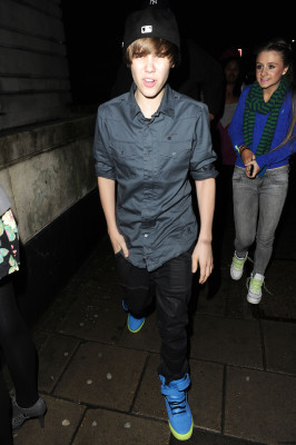 19.03 | Justin Bieber chegando em seu hotel em Londres