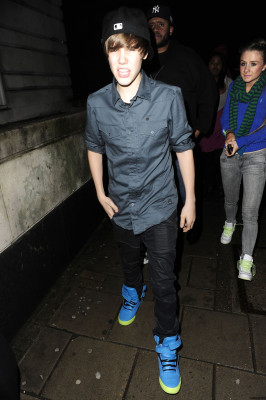 19.03 | Justin Bieber chegando em seu hotel em Londres
