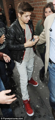 12/04 - Justin Bieber chegando na KISS FM