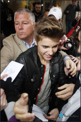 12/04 - Justin Bieber chegando na KISS FM