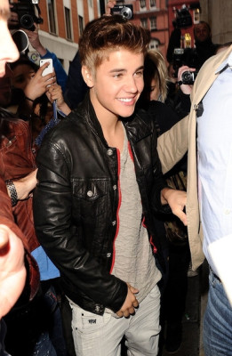 12/04 - Justin Bieber chegando na KISS FM