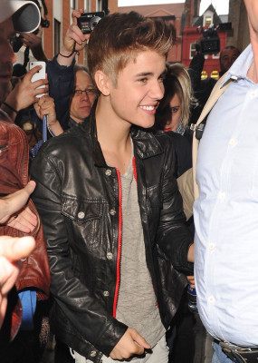 12/04 - Justin Bieber chegando na KISS FM