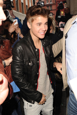 12/04 - Justin Bieber chegando na KISS FM