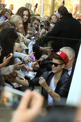 17.07 | Justin Bieber cumprimentando fãs na porta do hotel em Sydney