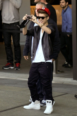 17.07 | Justin Bieber cumprimentando fãs na porta do hotel em Sydney