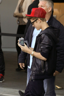 17.07 | Justin Bieber cumprimentando fãs na porta do hotel em Sydney