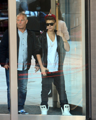 17.07 | Justin Bieber cumprimentando fãs na porta do hotel em Sydney