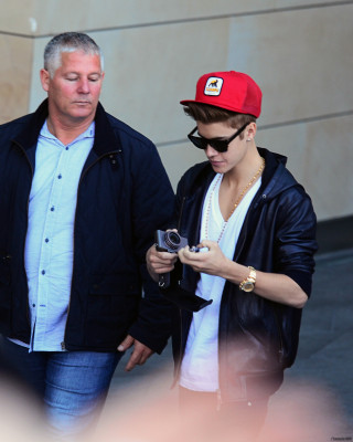 17.07 | Justin Bieber cumprimentando fãs na porta do hotel em Sydney