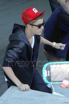 17.07 | Justin Bieber cumprimentando fãs na porta do hotel em Sydney