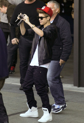17.07 | Justin Bieber cumprimentando fãs na porta do hotel em Sydney